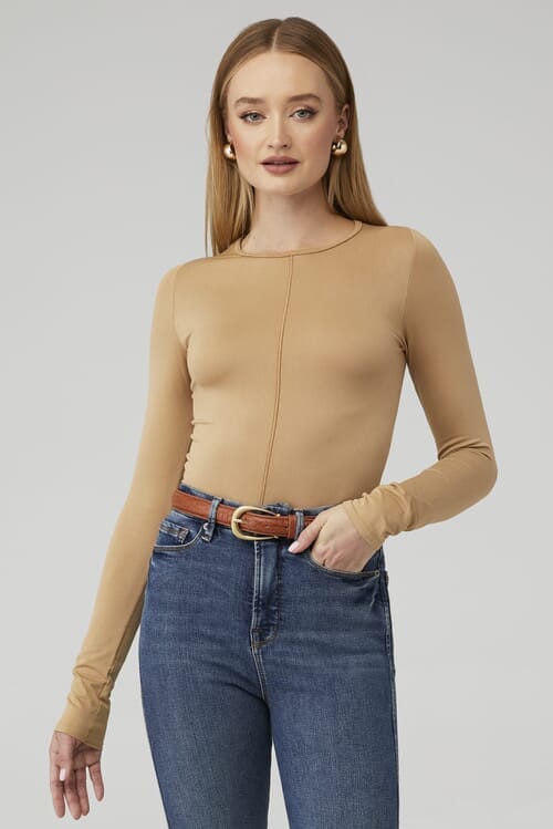 Good American Sculpted Seamless LS Tee - Pecan Tops for a sleek, flawless fit.