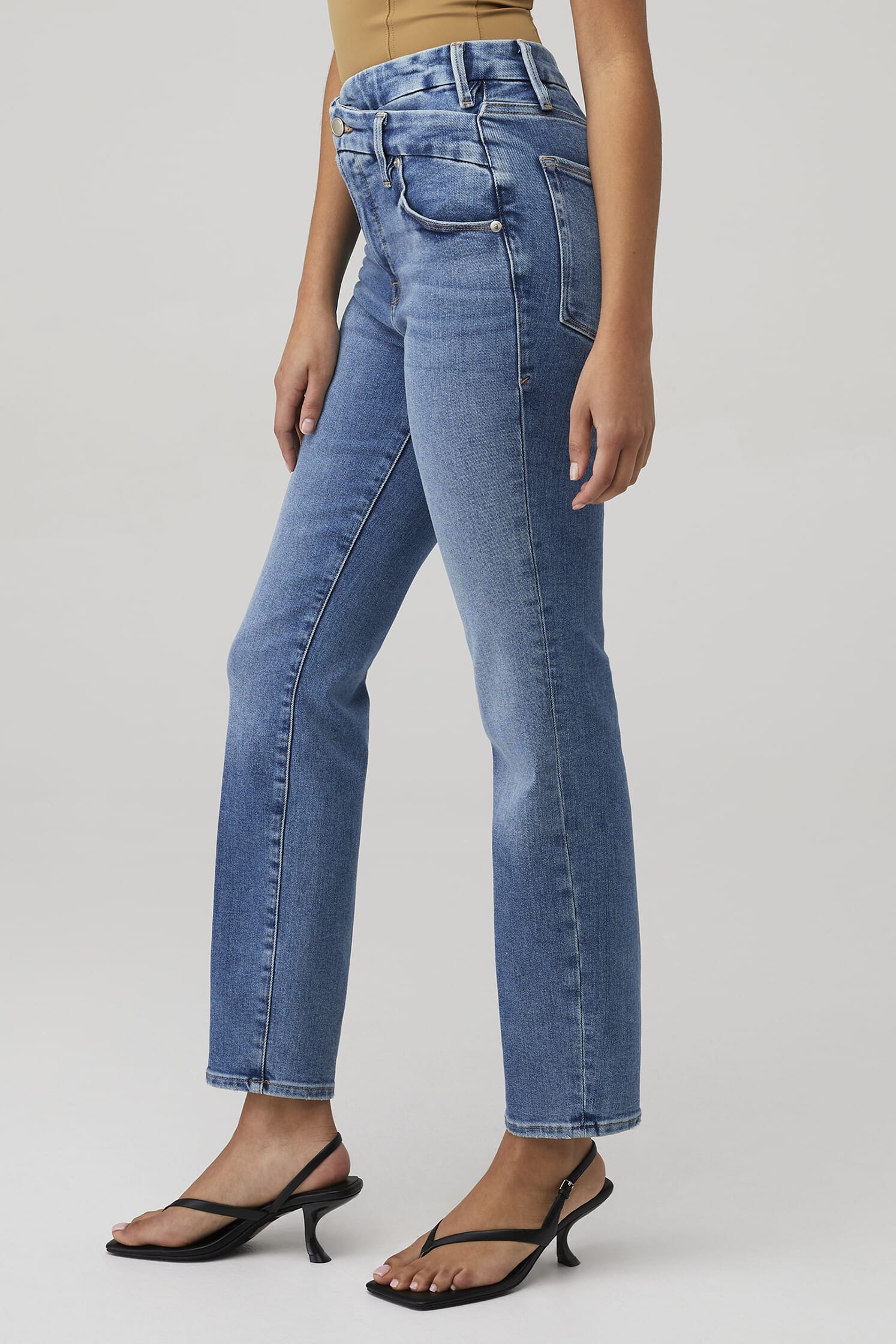 Good American Good Classic Light Compression Jeans in Indigo268